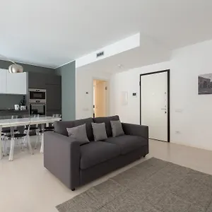 Porta Nuova Bright And Roomy Flat Italia